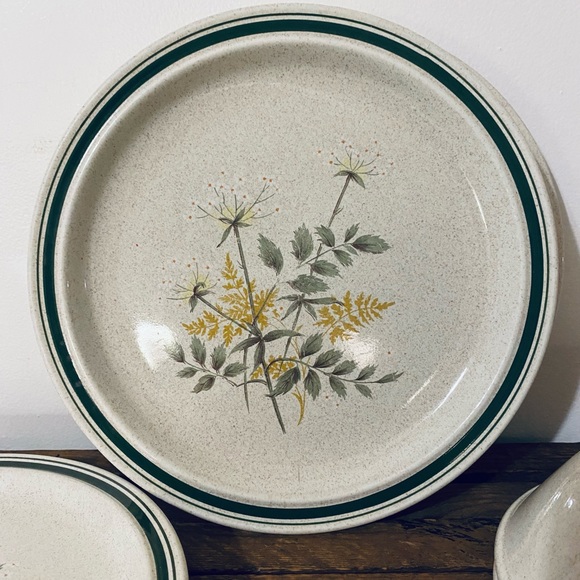 Royal Doulton Other - ROYAL DOULTON Will o’ the Wisp plates and bowls